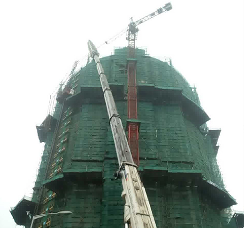 龙文吊车在工地上作业